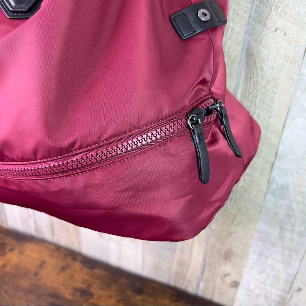 Mondani New York WeekenderTote/Duffle/Gym Bag Holds Sneakers & Yoga Mat … - Picture 7 of 14